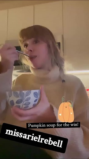 Ariel Rebel: Pumpkin Fun and Stunning Selfies