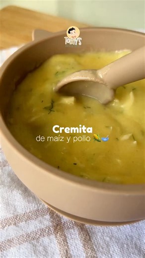 TOMYS ADVENTURES | ALIMENTACIÓN BLW | RECETAS | AUTISMO on Instagram: "¿Buscas una comida suave y llenita de nutrientes para tu bebé o peque?😋👌🏼 Esta cremita de maíz y pollo es ideal para bebés desde los 6 meses 🥣💛 Y si quieres un menú con ideas 💡 comenta PLAN para enviártelo 👇🏼 🌽 El maíz y la papa aportan energía, fibra y vitaminas del complejo B para el crecimiento. 🍗 El pollo es una excelente fuente de proteína y hierro, claves para el desarrollo muscular y cognitivo. 🌿 El cilantro