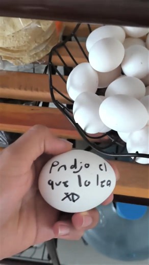 ¿Sus huevos también tienen cosas escritas? #memes #fyp