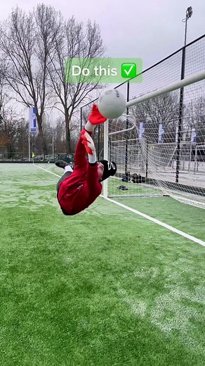 Do you know/see the difference between the 2 clips? #fyp #foryou #elitesportsgkeurope #rwlkkeepersgloves #goalkeeper #keeper #fy #voetbaltok #soccer Goalkeeper training | Goalkeeper tips | Goalkeeper technique | Goalkeeper basics | Goalkeeper tricks | Goalkeeper saves | Goalkeeper do and don’t | Goalkeeper technique tips | Technical goalkeeper tips | Goalkeeper tips diving | Goalkeeper diving technique | Diving tips | Goalkeeper do’s and dont’s