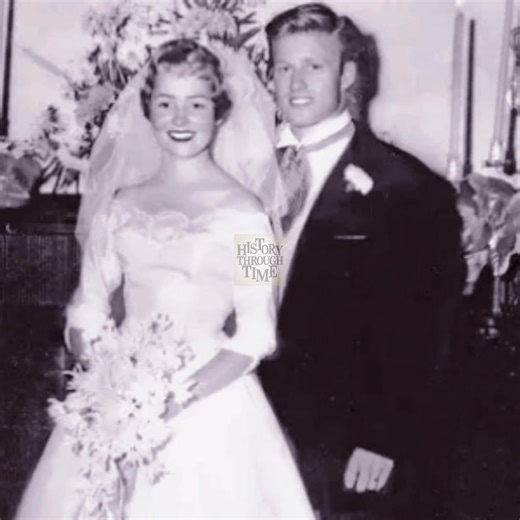 "Circa August 1958, actor Robert Redford and historian Lola Van Wagenen were photographed on their wedding day in Las Vegas, capturing a moment of youthful joy and promise. Redford, then at the very beginning of his journey toward Hollywood stardom, looked dashing beside Van Wagenen, whose grace and intelligence complemented the occasion. The intimate ceremony reflected their desire for a simple yet meaningful union, far from the spotlight that would later define Redford’s career. This wedding d