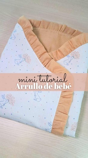 Ceci Hughes on Instagram: "🧵 TUTORIAL RÁPIDO: ARRULLO DE BEBÉ 👶 📢 ¡Guarda este reel para no perderlo! Vídeo completo en YouTube MATERIALES ✨ Tela muselina de algodón 100% orgánico de doble capa de @katiafabrics ✨ Patrón gratuito de @katiafabrics - Si quieres que te envíe el enlace para descargarlo, comenta "PATRÓN" y te llegará automáticamente. INSTRUCCIONES DE COSTURA - Fija la guata en la parte interior de una de las piezas del arrullo con una costura en todo el contorno. - Cose las dos pie