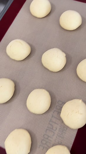 These traditional Italian cookies are very simple lightly sweetened cookies dipped in a lemony glaze. They will soon become your go to favourite dessert😊🩷 #sicilianfood #italianfood #vanillacookies #foryoupage #foryou #food #viral #fyp #cooking #siciliancookbook #baking #yum #italy #italianrecipes #booktalk #easyrecipes