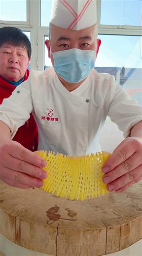 China’s Chef King Shows Amazing Cutting Skills with Knife Sculpting