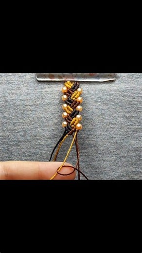 Tutorial Completo✨🌸 #micromacramecommunity #nosmacrame #micromacrameartist #micromacramejewellery #macramemovement #acessoriosmacrame #macramemakers #macramedesign #macramebrasil #macrametutorial #macrame #macramewallhanging #macramelove #macramedecor #pulseiras #pulseirasfemininas #pulseiramacrame | Criativa Macrame
