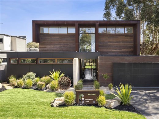 Beach, bush draws buyer to stunning Torquay home - realestate.com.au