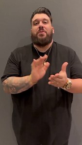 CANTOR PANDA SE APRESENTA NA FESTA DE AGOSTO 2025 A programação musical da tradicional Festa de Agosto 2025 segue recheada de talentos e boas vibrações! No dia 13 de agosto, a Praça da Matriz será palco para o show de Cantor Panda - Jonathan Anjos, prometendo uma noite de muita música, emoção e celebração no coração de Socorro. Com estilos que mesclam sensibilidade e energia, o artista deve embalar o público com repertórios autorais e releituras marcantes. A apresentação é gratuita e integra a s