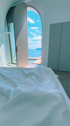 Discovering Singles in Santorini, Greece