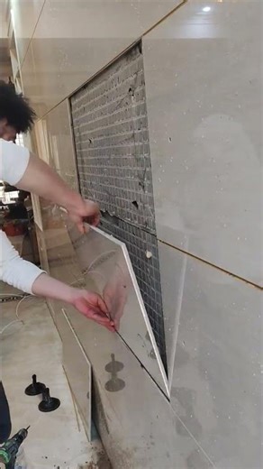 Instaling tiles neatly on a wall.#tilework #construction #wallfinish #workprocess #fyp #shorts