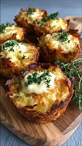 MINI POTETRÖSTI MED FLØTE OG OST 🧀🥔✨ Perfekt som tilbehør, tapas eller smårett – sprø utenpå og myk inni! 📌 Oppskrift til 12 stk 🕒 Forberedelse: 15 min 🕒 Steketid: 30 min 🕒 Totalt: 45 min 📝 INGREDIENSER: – 600 g poteter – 3 egg – 1 dl kremfløte – 2 løk, revet – 150 g revet ost (gjerne gulost eller cheddar) – Salt og pepper etter smak – 0,5 ts revet muskatnøtt – Smør til smøring av form 👩‍🍳 FREMGANGSMÅTE: 1. Forvarm ovnen til 200 °C (varmluft). 2. Skrell og riv potetene. Press ut all væs