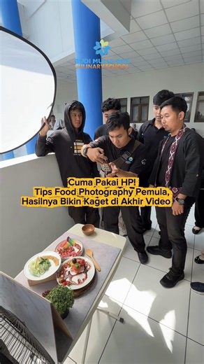 Belajar langsung dari ahlinya 📱📸 Siswa Budi Mulia Dua Culinary School mengeksplorasi food styling photography menggunakan handphone. Dengan bahan jajanan pasar, dessert, dan main course, instruktur membagikan tips seputar styling, lighting, dan angle—membuktikan bahwa foto makanan estetik bisa lahir dari teknik yang tepat. #culinaryschool #bmdculinaryschool #foodphotography #handphone