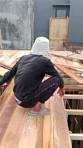 installation of concrete floor formwork boards.