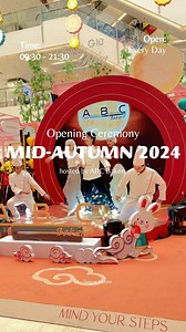 Lễ khai mạc được tổ chức bởi ABC Bakery vừa qua đã chính thức mở màn Lễ Hội Bánh Trung Thu tại Saigon Centre! Đến Saigon Centre mua sắm các quà tặng mùa trăng tròn & check-in tại “xưởng bánh” thỏ ngọc ngay hôm nay bạn nhé! —————————————— The Mooncake Fair has officially launched at Saigon Centre with an opening ceremony hosted by ABC Bakery! Shop for full moon gifts at our Mooncake Fair and check in at the moon rabbit “bakery” right now! #SaigonCentre #MidAutumn #ABCBakery | Saigon Centre