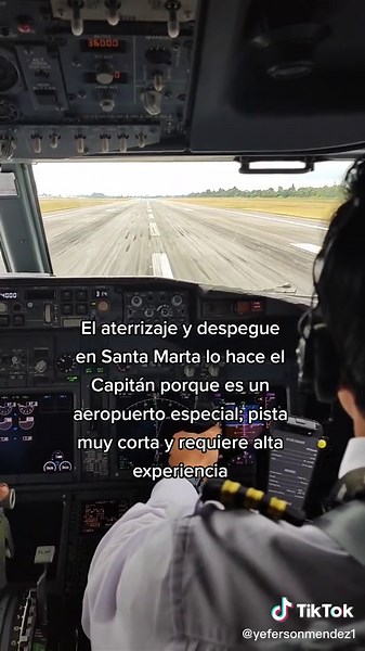 Despegue de Boeing 737-800 desde la cabina de mando