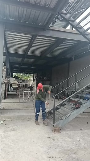 #¡Así se construye con fuerza y precisión! En Electro Metal Construcciones transformamos tus ideas en estructuras sólidas, seguras y funcionales. Mira cómo damos forma al acero… ¡esto es solo el comienzo! #EstructuraMetálica #ObraFirme #ConstrucciónEcuador #ElectroMetalConstrucciones #MetalPower #ObraCivil