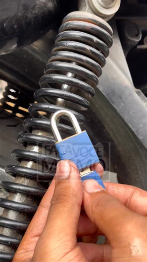 The motorcycle spring adjustment shops don’t mention Simple, fast, and surprisingly effective #MotorcycleTips #GarageFix #SmartAdjustment | Mega Clips