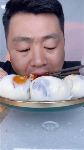 This big bite of fried pork rice with juicy salted duck eggs is so delicious it's addictive.#mukbang