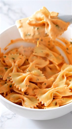 Stop scrolling if you want creamy pasta without the heavy cream! 🛑 This Viral Cottage Cheese Pasta is taking over the internet for a reason. By blending cottage cheese with marinara sauce, you get a rich, velvety "Pink Sauce" that is packed with protein and low in fat. And no... you CANNOT taste the cottage cheese! It just tastes like creamy tomato heaven. 🤤 👇 The 2-Step Sauce: Blend Cottage Cheese Marinara (until smooth). Toss with your favorite pasta (I love Farfalle! 🎀). Top with Parmesan