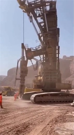 “Drill Excavator Goes Out of Control — Workers Run for Their Lives!