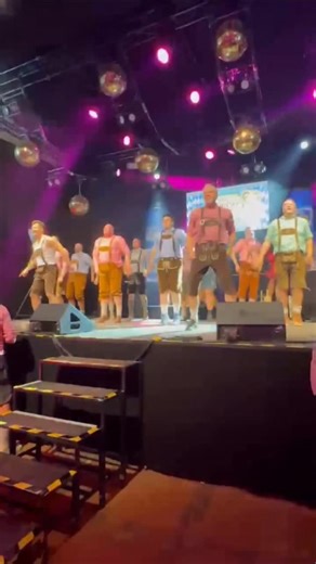 Einmal Bühne zerlegen? Check ✅🤣🤣🤣 schaut bis zum Ende! Bissi Angst hatten die Jungs dann schon 😅 Danke @dasleipzigeroktoberfest für den tollen Abend. Wir sehen uns wieder am 08.11.2025 🎉 @juliansommer @isi_glueck @adkmedien @christiankostiuk @roman_knoblauch @jack_gelee @robertpetersmedia | Markranstädter Carneval Club e.V.