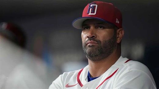 Albert Pujols reacts to Mark DeRosa’s Team USA error at World Baseball Classic