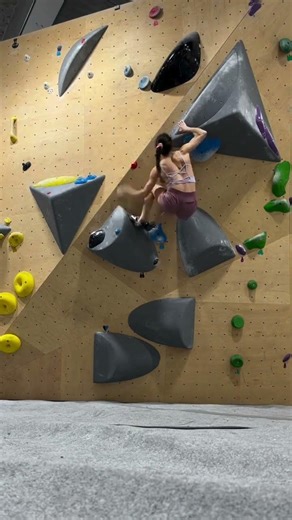 Waist Swing & Back Stretch: A Dynamic Move for Flexibility