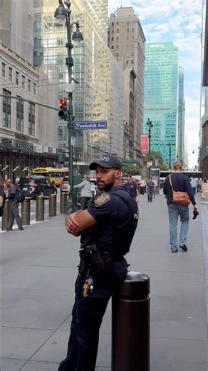 NYC Street Life 👮🏽‍♂️ Real New York Vibes #shorts