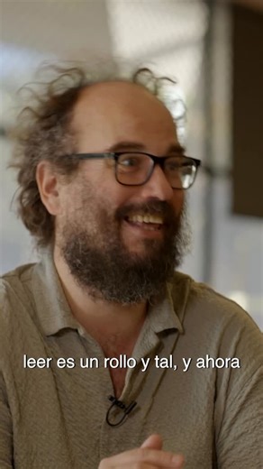 Página Dos on Instagram: "¿Por qué un niño comienza a leer? Porque ha crecido rodeado de libros (en casa o en la biblioteca) y observa que el placer de la lectura forma parte del día a día de su entorno. Las estadísticas invitan al optimismo: según los datos del Ministerio de Cultura, en el 78% de los hogares con menores de 6 años los padres leen a los hijos. Además, el 82% de los los niños y niñas de entre 6 y 9 años leen en su tiempo libre. Enric, Duna y Esther comparten sus vivencias con Pág