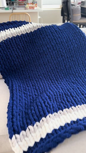 DIY Hand Knit Dallas Cowboys Blanket Tutorial