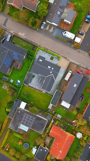 Drømmeboligen i Sorø er totalrenoveret, den har masser af wow-effekt og så ligger den på Heglingevej 23. 🏡 📍Heglingevej 23, 4180 Sorø Pris: 5.495.000 kr. Boligareal: 182 m² Ejerudgift pr. md.: 3.366 kr. Energimærke: C Velkommen til en gennemrenoveret villa, hvor moderne design og familieliv går hånd i hånd. Her får I 182 m² med fem soveværelser, to stuer og et lyst køkkenalrum, der samler hele familien omkring madlavning og hygge ved biopejsen. De store glaspartier åbner op mod en solrig terra