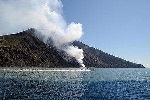 El volcán Stromboli de Italia entra en erupción de «alta intensidad» | Volcán | The Epoch Times en español