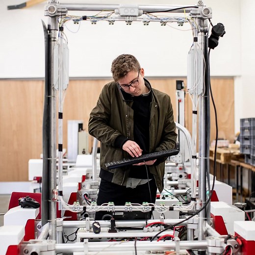 ¿Qué es la mecatrónica? La mecatrónica es una disciplina que combina la ingeniería mecánica, la electrónica, la informática y la tecnología de control para diseñar, construir y operar sistemas inteligentes y automatizados. Es una disciplina interdisciplinaria que se enfoca en la integración de tecnologías y sistemas para crear máquinas y dispositivos que sean más eficientes, precisos y versátiles. La mecatrónica se ocupa del diseño, desarrollo y control de sistemas que involucran componentes mec