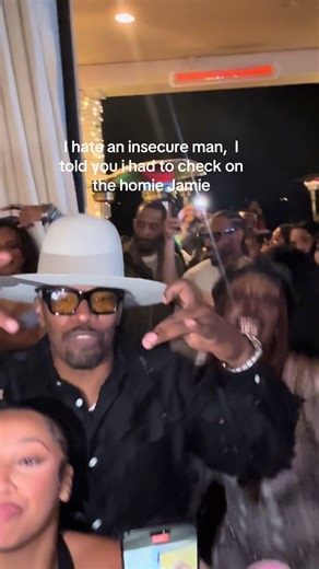 Jamie Foxx & Gang Signs: What Does