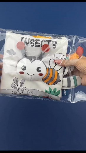 ✨ Estimula el desarrollo de tu bebé mientras juega ✨Estos encantadores libros de tela de alto contraste están diseñados para bebés de 0 a 12 meses. Ayudan a desarrollar la curiosidad, el cerebro y las habilidades motoras de tu pequeño mientras se divierte. 🎉👶🌟 Beneficios increíbles:✅ Diseño 3D interactivo con texturas y colores.✅ Sonidos "crujientes" y "BB" que estimulan sus sentidos.✅ Material seguro y suave, perfecto para explorar y morder.✅ ¡Fáciles de llevar a cualquier lugar! 🎒🍼✅ Un re