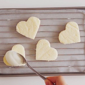 1.6M views · 9K shares | These Fluffy Chocolate Heart Cakes make a...