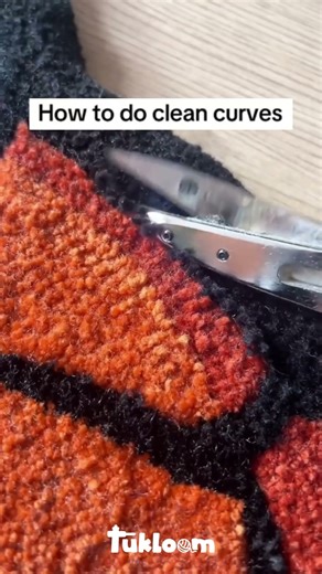 Clean rug edges made easy ✂️ Simple trim & stitch method.\r#besttuftinggun starttuftingbusiness