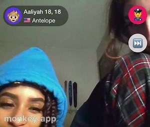 2 hot friends flashing me I aint complaining