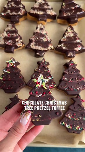This Chocolate Christmas Tree Pretzel Toffee is giving holiday magic 🎄🍫The easiest sweet salty treat that’s perfect for gifting, parties, or a little treat-yourself moment. Save it & make it this week ✨ Chocolate Christmas Tree Pretzel Toffee: 1 cup sugar of choice 2 sticks grass fed and pasture-raised unsalted butter (room temperature) 1/2 tsp salt Gluten free mini pretzels or regular pretzels 14 oz chocolate chips of choice ( I used @hukitchen semi-sweet baking chips) Optional: 1 1/2 tsp ref