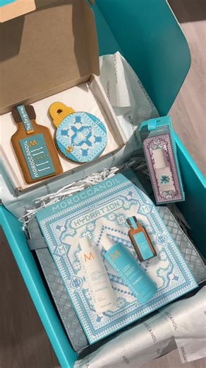 Moroccanoil UK & Ireland on Instagram: "Take a look at the Festive vibes 🎁 Unboxing our VIP Holiday Kit - festive details, cozy touches, and the dreamiest cookies from @honeywellbakes 🤍 A little holiday magic, wrapped up just right ✨ Shop now @lookfantastic #arganeveryday"