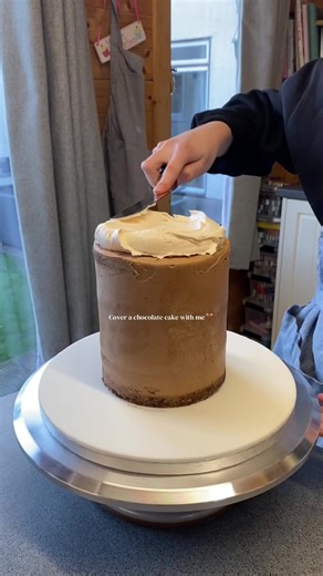 Cover a chocolate cake in buttercream with me 🍫🍰🤎 #chocolate #chocolatecake #cake #cakedecorating #fyp