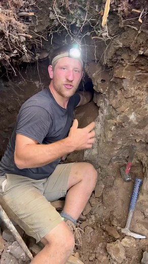 Pulling out a giant Herkimer diamond 💎 unfortunately it was only half of the crystal! Still incredible digging these beauties out of the earth 🌎 🤯♥️ Mohawk Valley Mineral Mining | That Camping Couple