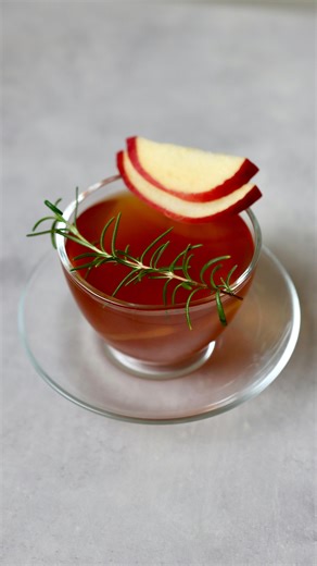 香料蘋果茶｜入秋溫暖飲品 Spiced Apple Tea 料理手札 拌炒蘋果片時，建議加入少許熱水(約2湯匙)，以避免食材乾炒至焦黑。 食材 蘋果 150g 紅茶包 1個 薑片 5g 八角 1顆 丁香 2顆 白豆蔻 2顆 肉桂棒 1小支 熱水 1000ml 蜂蜜 ½茶匙 步驟 1. 將薑片、八角、丁香、白豆蔻及肉桂棒放入鍋中，開小火拌炒至香氣呈現。 2. 放入蘋果片拌勻，再倒入2湯匙熱水拌炒至蘋果片軟化。 3. 倒入熱水拌勻，以中火煮至沸騰，轉小火悶煮20分鐘。 4. 打開鍋蓋，放入紅茶包煮1分鐘，關火，蓋上鍋蓋悶5分鐘。 5. 將香料及蘋果片以細篩網過濾，再於蘋果茶中加入蜂蜜拌勻即可。 —— Spiced Apple Tea Cooking Notes When stir-frying apple slices, it’s recommended to add a small amount of hot water (about 2 tablespoons) to prevent the ingredients from burning or drying out. Ingredi