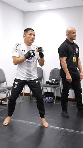 UFC Japan | モニターに映る試合を見ながら軽いウオーミングアップ😤 堀口恭司は3時開始のメインカードに登場✨️ 👊 #UFCQatar 📺 #UNEXT & #UFCFightPass | Instagram