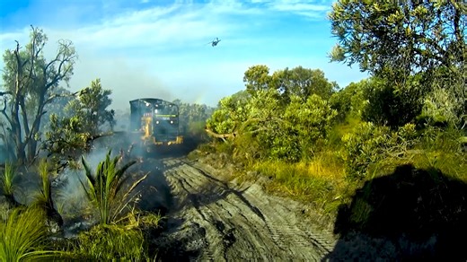 𝗙𝗹𝘆𝗶𝗻𝗴 𝗱𝗿𝗼𝗻𝗲𝘀 𝗻𝗲𝗮𝗿 𝗯𝘂𝘀𝗵𝗳𝗶𝗿𝗲𝘀 𝗽𝘂𝘁𝘀 𝗹𝗶𝘃𝗲𝘀 𝗶𝗻 𝗱𝗮𝗻𝗴𝗲𝗿 🔥🚫🎥 ⚠️ When a drone appears near a bushfire, aerial operation is forced to shut down immediately – no exceptions. Firefighting aircraft fly just metres above the treetops, in smoke, heat and unpredictable winds. A single drone in their flight path can cause a collision or force pilots to abandon critical drops. Keeping the sky clear isn’t just a rule, it’s how we protect: ​❤️‍🔥 Firefighters on the gro