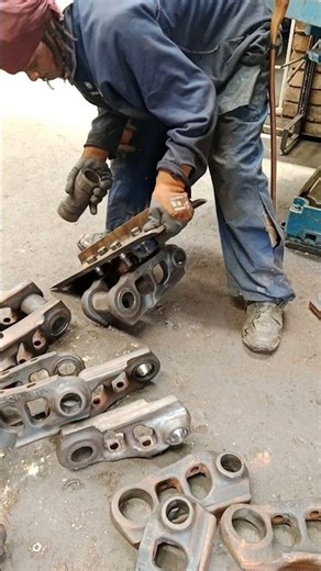 REMOVING BLADE FROM EXCAVATOR'S TRACK CHAIN LINK AFTER CHECKING PARALLELISM AND GEOMETRY FOR FITTING