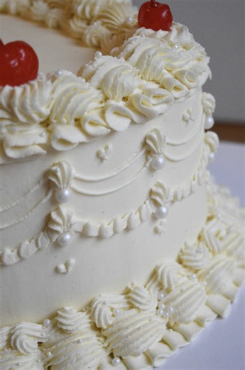 My first ever wedding cake! 🥹 #weddingcake #cakedecorating #vintagecake #caketok #baking