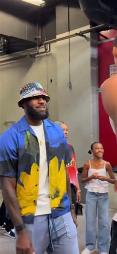 👑king LeBron Met with 👽alien Wemby