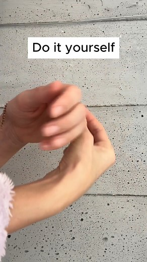 Great DIY hack if you have a hard time putting on bracelets by yourself #diy #lifehack #jewlery | Original Crafts & Hacks from The Daily Sprinkle