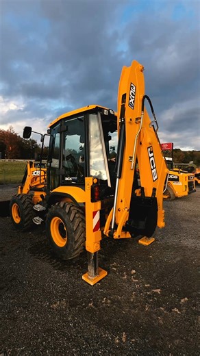 The USED 2023 JCB 3CX Compact combines the power of a full-size backhoe with the agility of a compact machine. Perfect for tight job sites, city projects, utility work, and landscaping. Fully serviced and ready for immediate use.  Price: $70,000  Contact us to get full details! #backhoe #jcbequipment #backhoeloader #lowcountryjcb #constructionequipment | Low Country JCB | Facebook