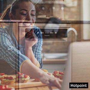 Aperitivo virtuale con le amiche: brindisi, videochiacchiere e tanti piccoli sfizi. Per sistemare la cucina c’è tempo, piatti e bicchieri possono stare in lavastoviglie fino a domattina: Active Oxygen neutralizza i batteri e i cattivi odori in modo assolutamente naturale. La nostra gamma: bit.ly/Lavastoviglie_ActiveOxygen | Hotpoint